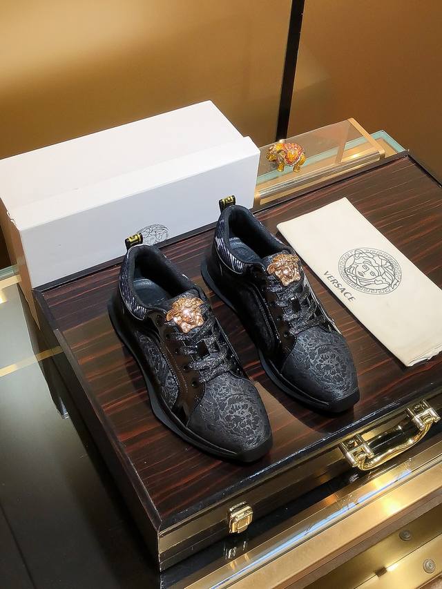 商品名称：Versace 范思哲 正规码数: 38-44 休闲鞋 商品材料：精选 牛皮鞋面，柔软羊皮内里；原厂大底。